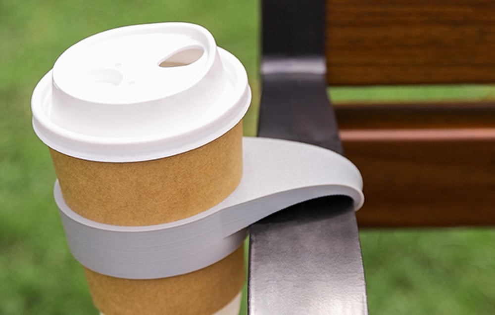 kruus halli käepidemega, kinnitatud pingile õues