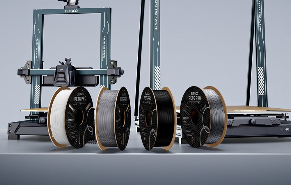 neli filamendirulli kahe 3D-printeri taustal