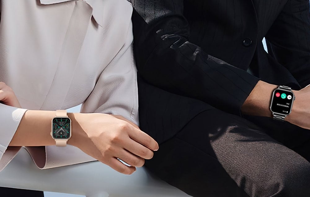 Άνδρας και γυναίκα με smartwatches στους καρπούς τους.