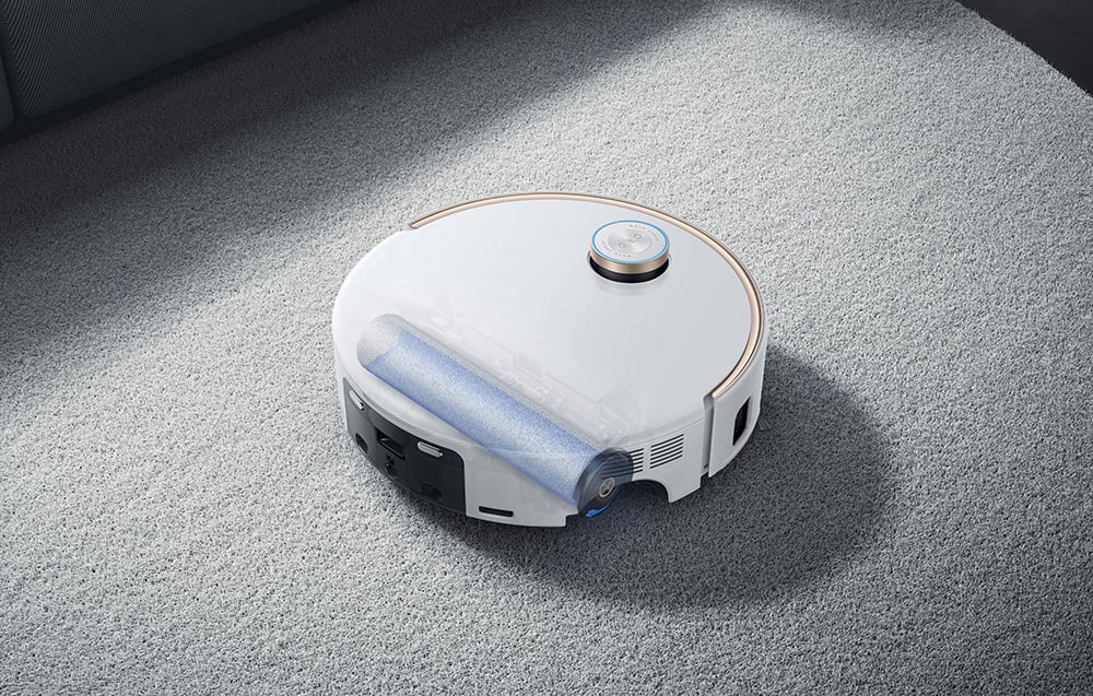 Robot cleaning on a light carpet with a transparent view of the internal cleaning roller