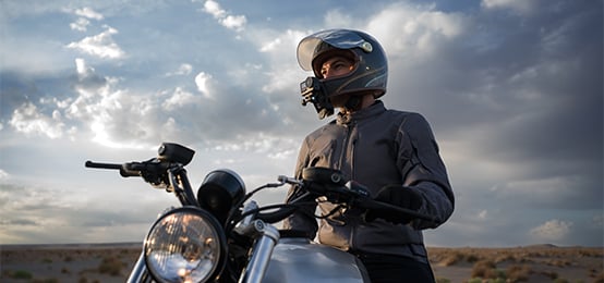 Motocyklista na tle chmur