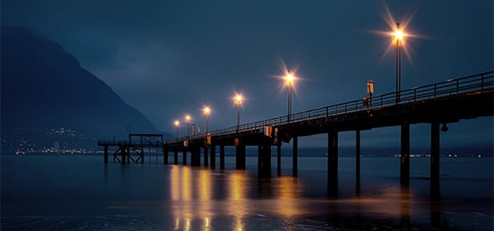 Zdjęcie mostu z oświetleniem w nocy