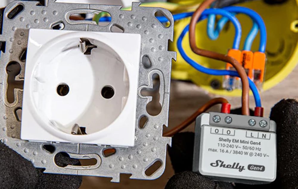 Energy meter in mounting box
