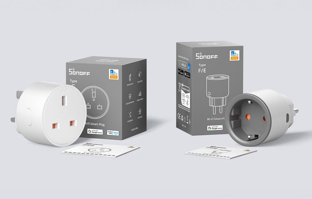 Dwa typy inteligentnych gniazdek Sonoff z opakowaniami i instrukcjami - typ G z trzema bolcami oraz typ F/E z okrągłym wejściem