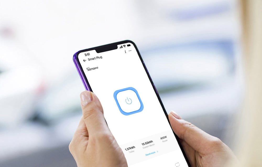 Zbliżenie na smartfon z aplikacją Sonoff do zdalnego sterowania inteligentnym gniazdkiem