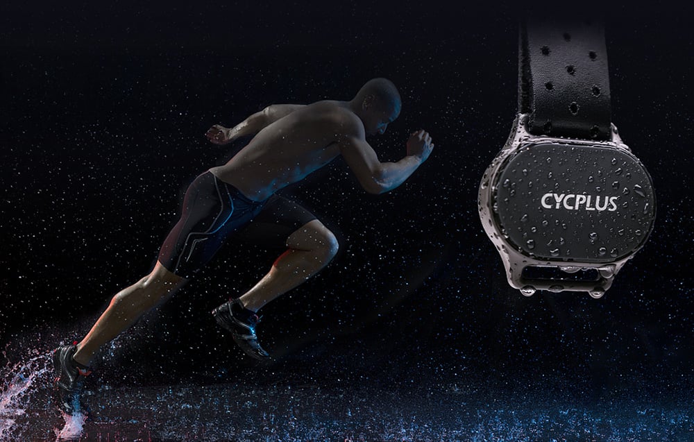 Biegacz w ruchu z kroplami wody i opaska Cycplus H1 z czujnikiem na czarnym tle
