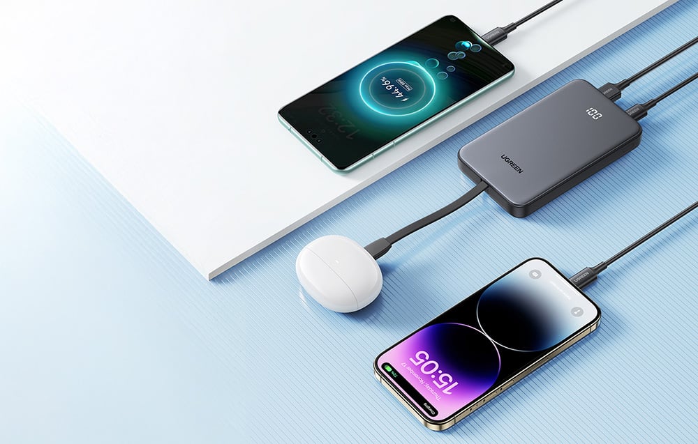 Ugreen power bank, amely egyszerre három eszközt tölt: két okostelefont és egy vezeték nélküli fülhallgató tokot.