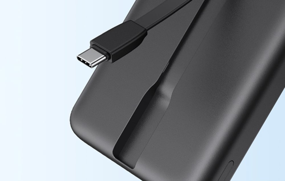 Közelkép a beépített USB-C kábellel, amely visszahúzódott a power bank burkolatába.