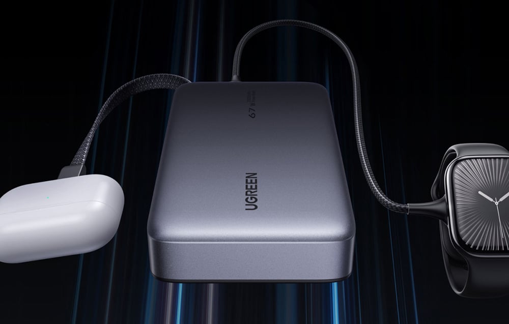 Ugreen power bank, amely beépített USB-C kábellel egyszerre tölti a fehér vezeték nélküli fülhallgató tokját és egy okosórát.