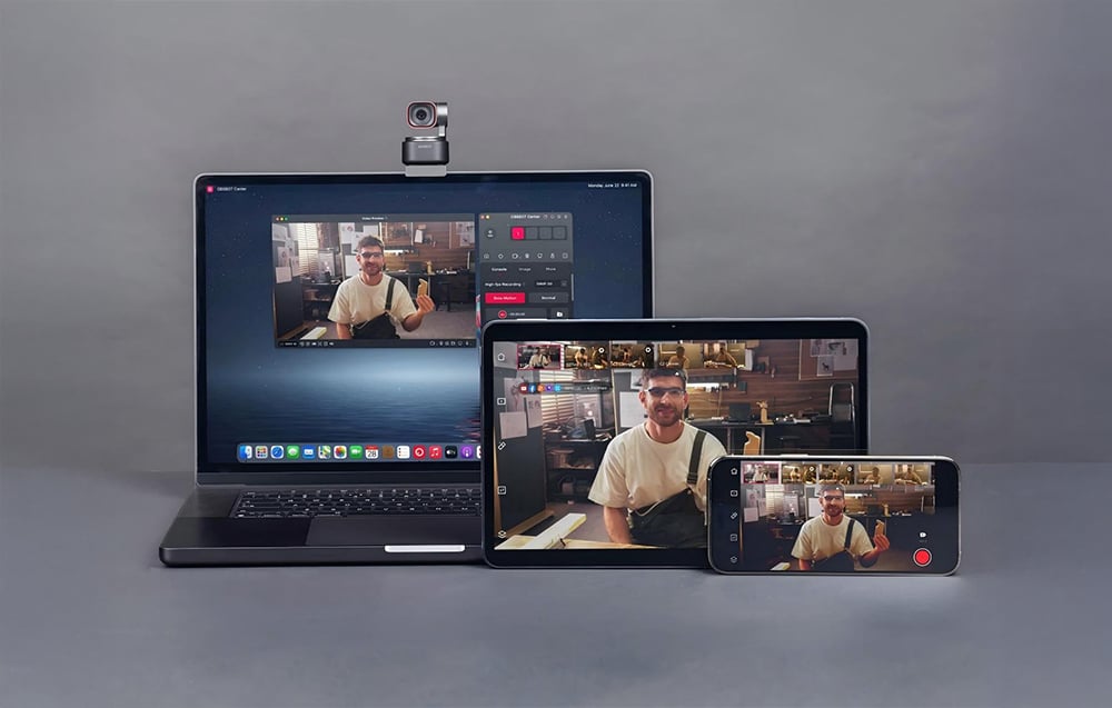 Trzy urządzenia (laptop, tablet i smartfon) wyświetlające jednocześnie nagranie wideo mężczyzny w kuchni z kamerą OBSBOT na monitorze