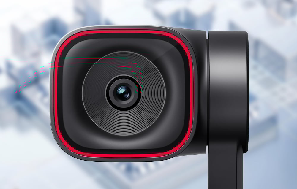 Zbliżenie na obiektyw kamery OBSBOT z czerwoną obwódką i koncentrycznymi pierścieniami wokół soczewki