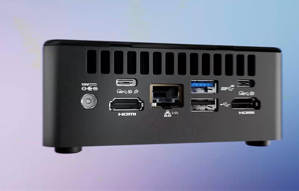 Zbliżenie na porty czarnego mini pc na niebiesko-fioletowym tle