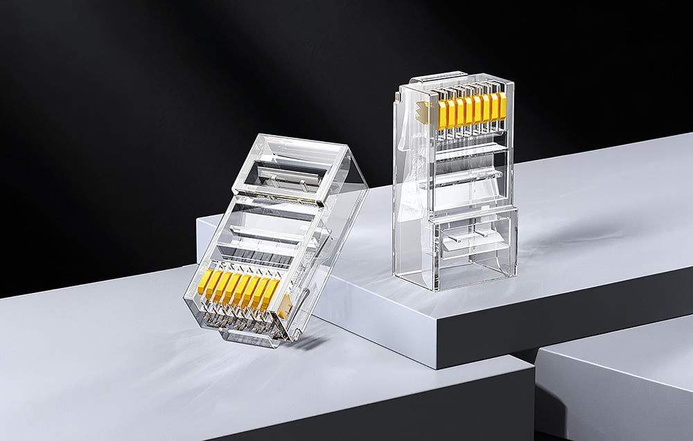 2 wtyki Rj45 na biało-czarnym tle