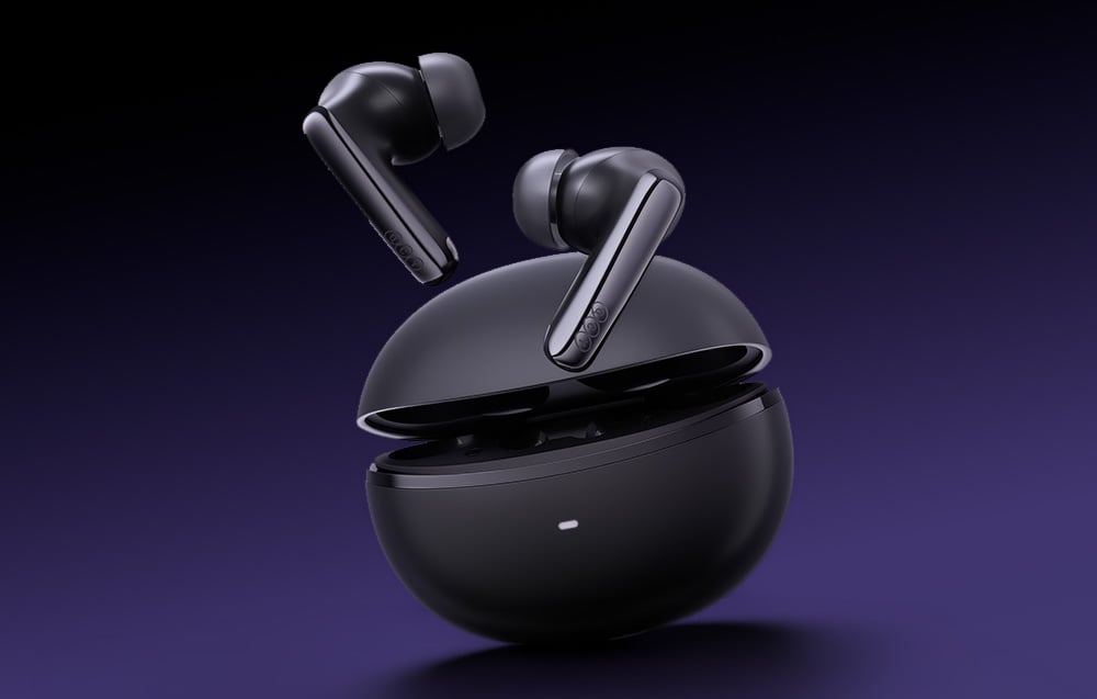 Czarne, półotwarte etui ładujące z dwiema uniesionymi nad nim bezprzewodowymi słuchawkami na fioletowym tle