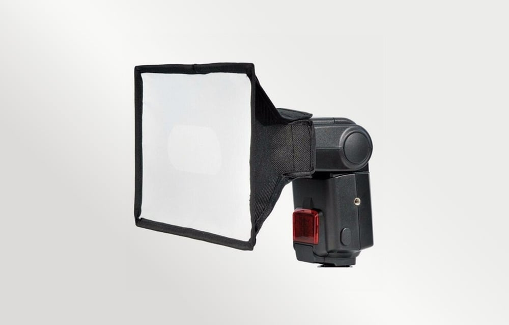 Vakufény négyzet alakú, fekete softbox diffúzorral felszerelve, világos, egyenletes háttér előtt