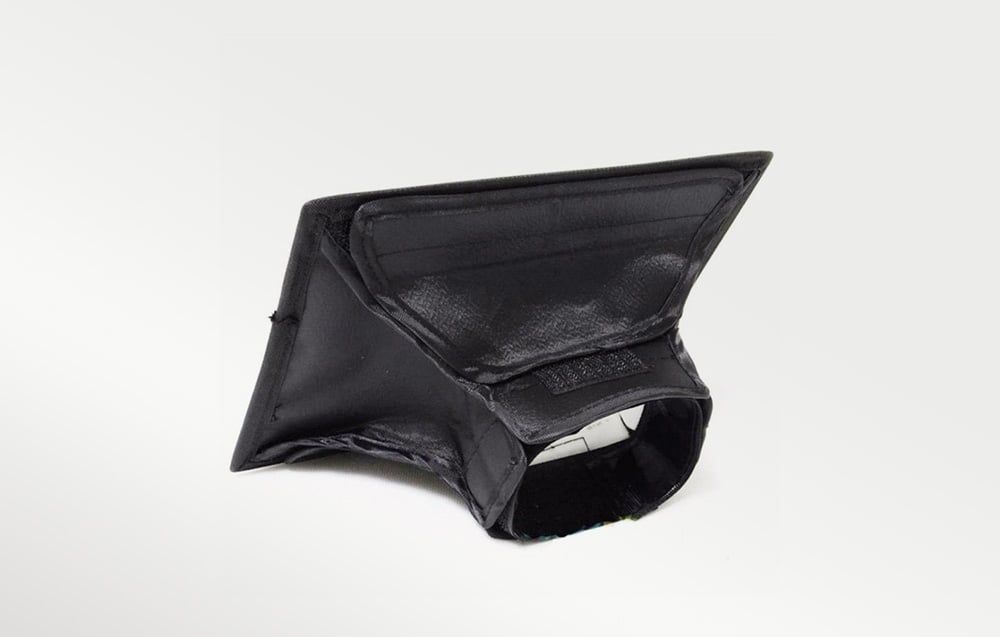 Fekete, négyzet alakú szövet vakufény-diffúzor tépőzáras rögzítéssel, hátulról fényes háttér előtt