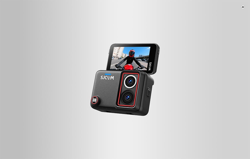 Egy SJCAM akciókamera, egyszínű szürke háttér előtt.