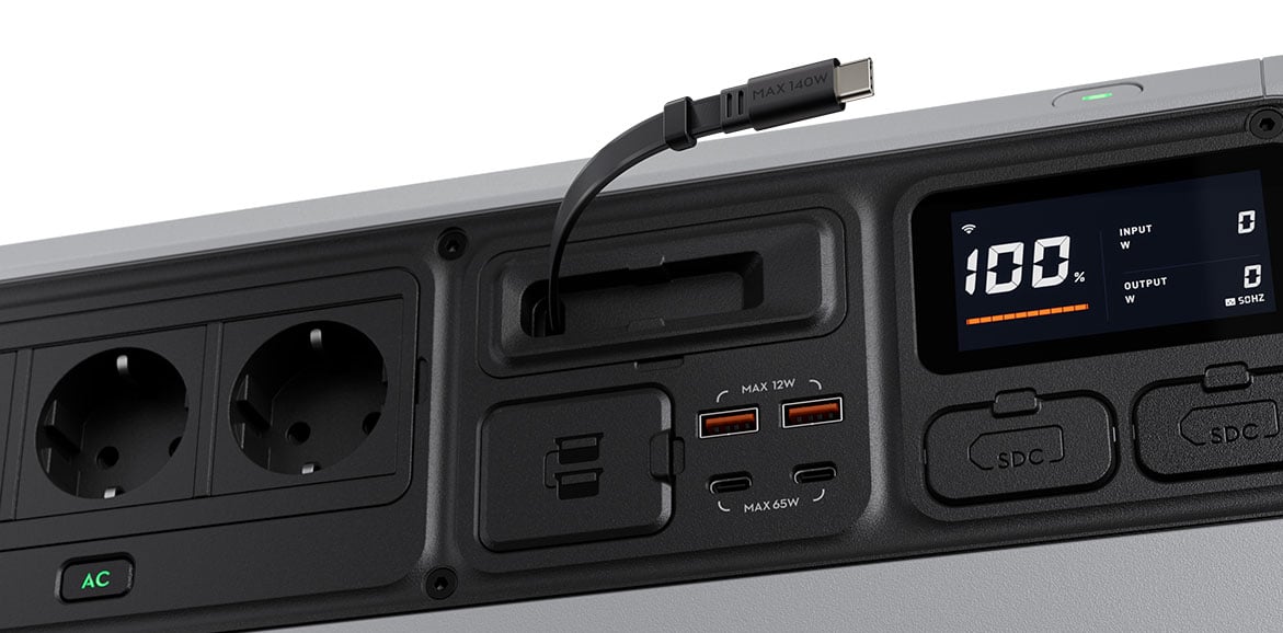 Zbliżenie na przedni panel stacji zasilania z gniazdkami, portami USB, wysuwanym kablem i wyświetlaczem