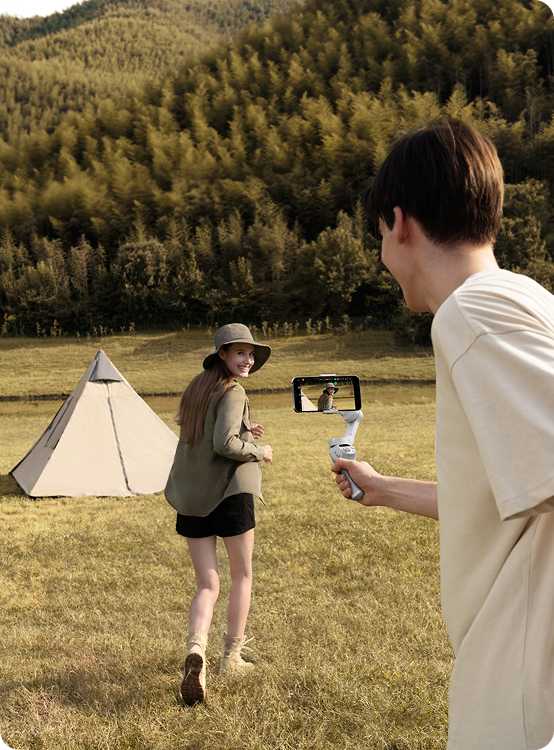 kobieta biegnąca przed nagrywającym ją mężczyzną na biwaku