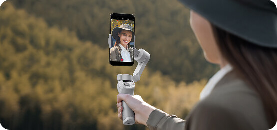 kobieta nagrywająca selfie za pomocą gimbala 