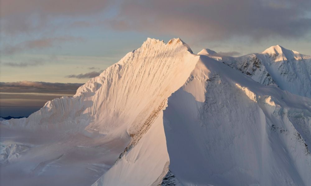 Ośnieżony górski szczyt